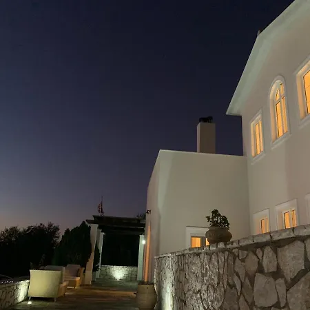 Amazing Villa With Private Pools And Sea Views